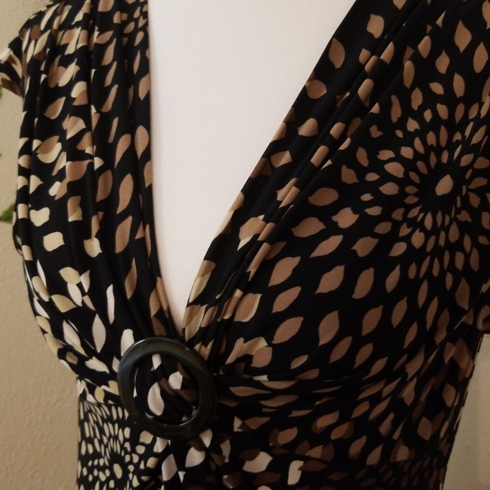 Pretty print v neck dress with ring rouching - Picture 2 of 5